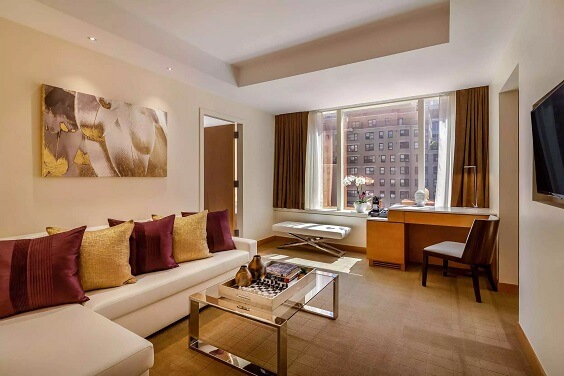 deluxe-one-bedroom-bathroom-concorde-hotel-nyc-1(resized)