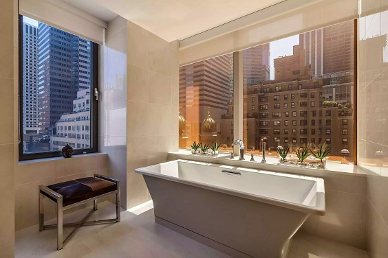 deluxe-one-bedroom-bathtub-concorde-hotel-nyc-1(resized)